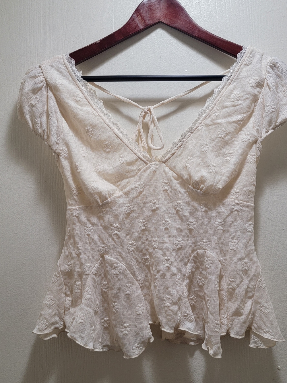 Heart & Hips Cream Floral Textured Tie-Back Peplum Blouse